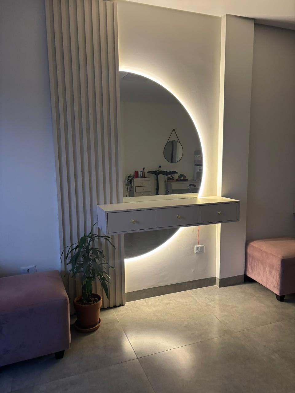Interior do Espaço Mega Hair em Dourados MS com espelho iluminado e bancada